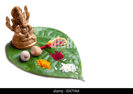 Lord Ganesha Idol gebrachten Betelblatt mit Reis, Areca-Nuss, roter Faden, Kumkum und Kurkuma Stockfoto