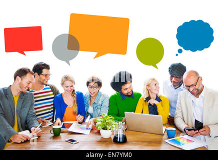 Diverse Leute diskutieren über neue Ideen Stockfoto