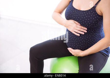 Schwangere Frau in Form halten Stockfoto