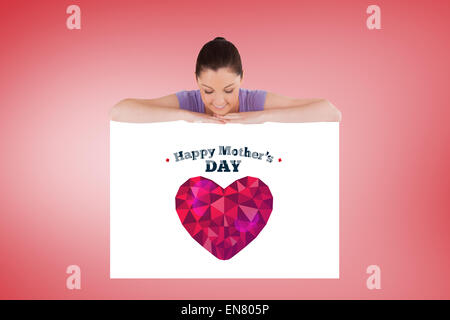 Zusammengesetztes Bild der schönen Frau posiert hinter einer Plakatwand stehen Stockfoto