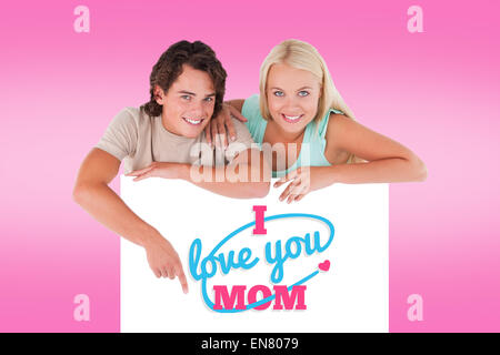 Zusammengesetztes Bild der schönen Mann zeigte auf einem Whiteboard mit Frau Stockfoto