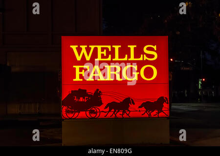 Ein Wells Fargo Bank und Zeichen in Modesto, Kalifornien Stockfoto