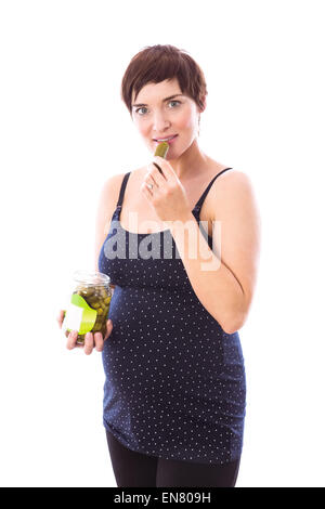 Schwangere Frau Essen Glas Gewürzgurken Stockfoto