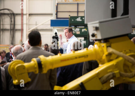 Premierminister David Cameron Sertec in Coleshill während des Wahlkampfes zu besuchen. Stockfoto