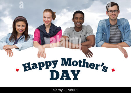 Zusammengesetztes Bild des Porträts von glücklichen jungen Freunde mit leeren Brett Stockfoto