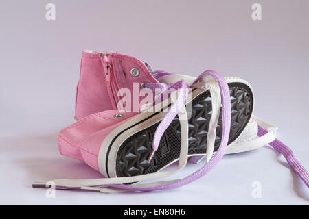 Paar rosa Leinwand binden Schuhe isoliert auf weißem Hintergrund Stockfoto