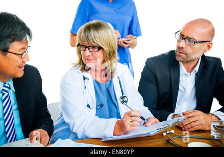 Arbeitskräfte im Gesundheitswesen eine Diskussion Stockfoto