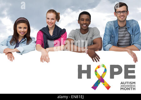 Zusammengesetztes Bild des Porträts von glücklichen jungen Freunde mit leeren Brett Stockfoto