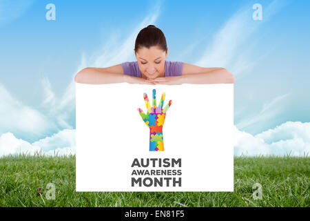 Zusammengesetztes Bild der schönen Frau posiert hinter einer Plakatwand stehen Stockfoto