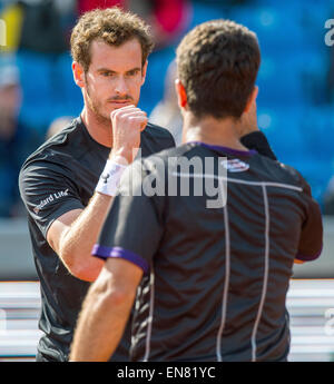 München, Deutschland. 29. April 2015. Andy Murray (L) von Großbritannien macht eine Faust in einem Doppelzimmer mit Rojet der Niederlande gegen Klaasen of South Africa und Rosol der Tschechischen Republik bei der ATP-Tennis-Turnier in München, 29. April 2015 entsprechen. Foto: MARC Müller/Dpa/Alamy Live News Stockfoto