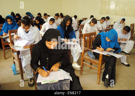 Mittelstufe lösen Prüfungsaufgaben während der jährlichen Prüfung 2015 um eine Prüfung der Halle, denn die Zwischenprüfungen unter regionalen Rektorat in Hyderabad auf Mittwoch, 29. April 2015 gestartet wurden. Stockfoto