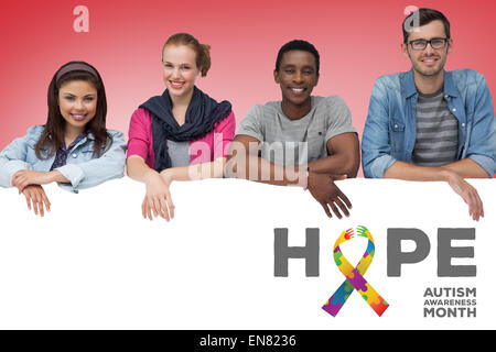 Zusammengesetztes Bild des Porträts von glücklichen jungen Freunde mit leeren Brett Stockfoto