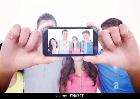 Zusammengesetztes Bild von Hand mit Smartphone anzeigen Stockfoto