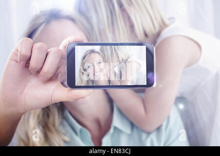 Zusammengesetztes Bild von Hand mit Smartphone anzeigen Stockfoto