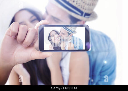 Zusammengesetztes Bild von Hand mit Smartphone anzeigen Stockfoto