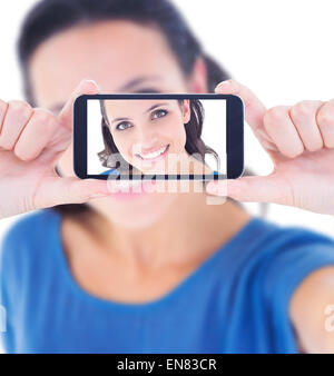 Zusammengesetztes Bild der hübsche Brünette nimmt ein Selbstporträt Stockfoto