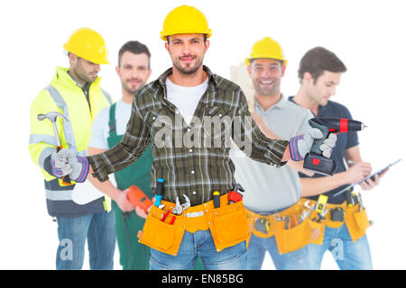 Zusammengesetztes Bild der Handwerker tragen Werkzeuggürtel Stockfoto