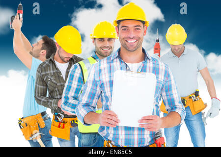 Zusammengesetztes Bild Porträt des Lächelns Arbeiter halten Zwischenablage Stockfoto