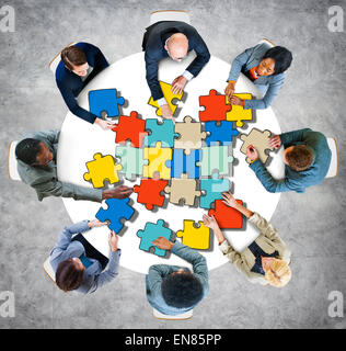 Gruppe von Personen mit Puzzle Foto und Illustration Stockfoto