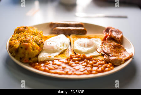 Ein Bild von ein englisches Frühstück serviert in einem Café im Vereinigten Königreich. Würstchen, Eiern, Bohnen, Speck, Toast und Blase. Stockfoto