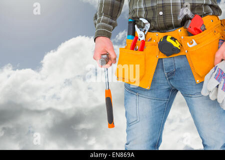 Zusammengesetztes Bild der Arbeiter halten Handschuhe und hammer Stockfoto