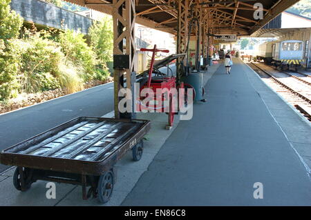 Alten Feuerwehrbedarf erscheint auf der Plattform am Kingswear Bahnhof an der Bahnstrecke von Dart Valley Dampf. Stockfoto