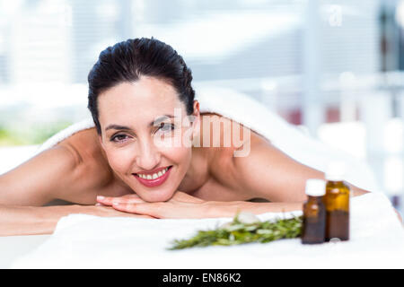 Lächelnde Frau, die immer einer Aromatherapie-Behandlung Stockfoto