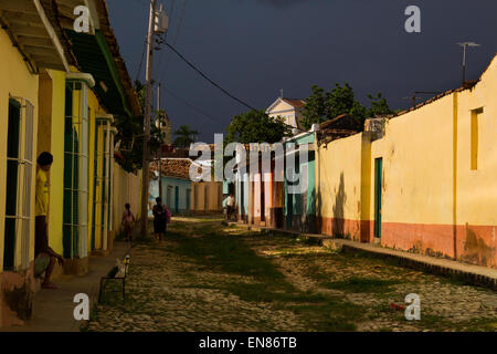 Schlechtem Wetter kommen in bunten Trinidad Kuba Stockfoto