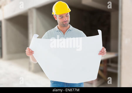 Zusammengesetztes Bild des Architekten Plan lesen Stockfoto