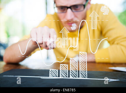 Geschäftsmann, studieren das Diagramm mit einem ernsten Gesicht. Stockfoto