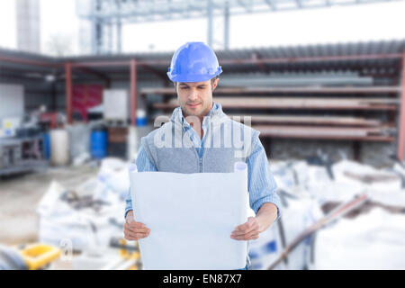 Zusammengesetztes Bild des Architekten Baupläne lesen Stockfoto