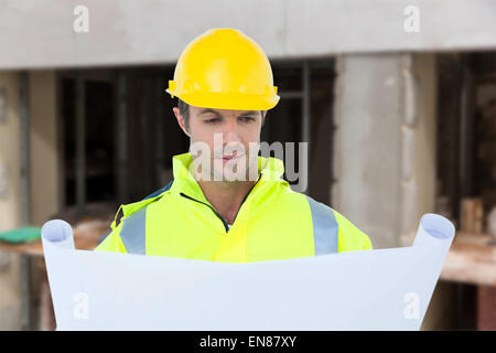 Zusammengesetztes Bild des Architekten analysieren Blaupause Stockfoto