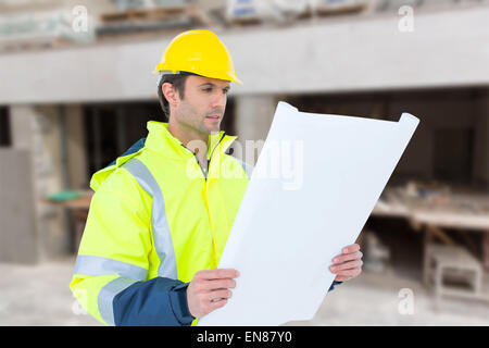 Zusammengesetztes Bild des Architekten, die Analyse der Blaupause in weißem Hintergrund Stockfoto