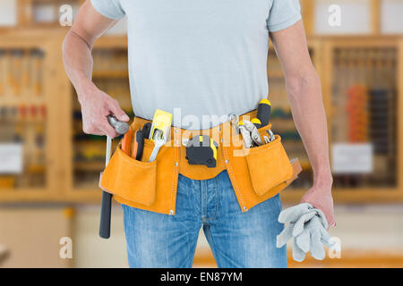 Zusammengesetztes Bild der Techniker halten Handschuhe und hammer Stockfoto