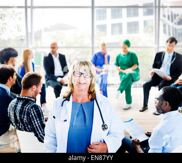 Frau Doktor stand vor einer Selbsthilfegruppe Stockfoto