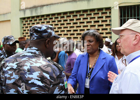 US-Botschafter in Nigeria James Entwistle führt Assistant Secretary Of State für afrikanische Angelegenheiten Linda Thomas-Greenfield in der Polizist verantwortet das Abuja Federal Capital Territory (FCT) Area 1 Polling Center in Nigeria am 28. März 2015. Stockfoto