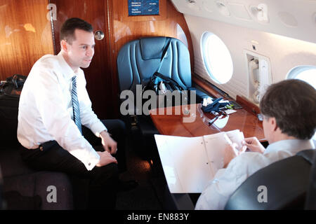 Deputy Secretary Of State Antony "Tony" Blinken ist vom Berater unterrichtet, wie er von Chisinau, Moldawien, London, Vereinigtes Königreich, am 3. März 2015 reiste. Stockfoto