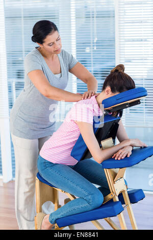 Frau mit Nackenmassage Stockfoto