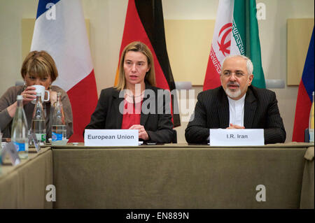 Hohe Vertreterin der EU für auswärtige Angelegenheiten Federica Mogherini und iranischen Außenminister Javad Zarif sitzen zusammen in Lausanne, Schweiz, am 31. März 2015, vor Vertretern aus den Vereinigten Staaten, Deutschland, China, Frankreich, Großbritannien, Russland und EU Lebenslauf direkten Verhandlungen mit iranische Beamte über die Zukunft ihres Landes Atomprogramm. Stockfoto