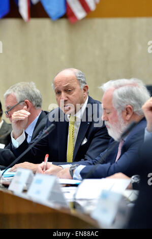 Der französische Außenminister Laurent Fabius, der auch als Präsident des Rahmenübereinkommens der Vereinten Nationen über Klimaänderungen (UNFCCC) dient 21. Konferenz der Vertragsparteien (COP21) in Paris im Dezember 2015, US-Außenminister John Kerry schließt sich an das Major Economies Forum zu Energie und Klima auf dem US-Außenministerium in Washington, D.C., am 19. April 2015. Stockfoto