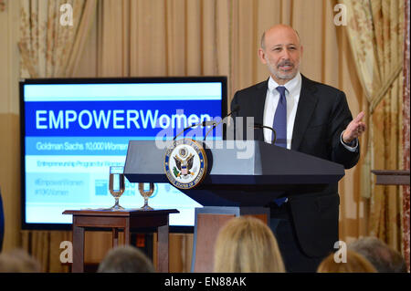 Goldman Sachs Chairman und CEO Lloyd Blankfein befasst sich mit der konstituierenden Goldman Sachs 10.000 Women/U.S. Department of State Entrepreneurship-Programm an das US-Außenministerium in Washington, D.C., am 9. März 2015. Das befähigen Frauen-Programm nutzt die Expertise des öffentlichen und privaten Sektor, eine Partnerschaft einzugehen, die wirtschaftliche Wachstum in den Nahen Osten und Nordafrika fördert. Stockfoto