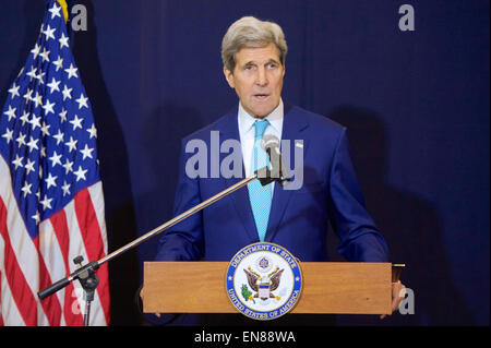 US-Außenminister John Kerry befasst sich mit Reportern in Scharm el-Scheich, Ägypten, am 14. März 2015, während einer Pressekonferenz inmitten einer ägyptischen Entwicklungskonferenz. Stockfoto