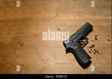 Eine Sig P250 halbautomatische Pistole mit 9mm.parabellum Munition, was darauf hindeutet, Mord, Geheimnis, Tod, töten, Pistole, schießen Stockfoto