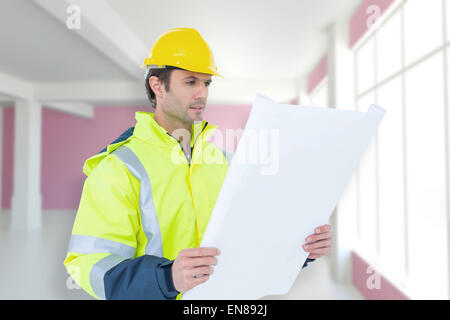 Zusammengesetztes Bild des Architekten, die Analyse der Blaupause in weißem Hintergrund Stockfoto