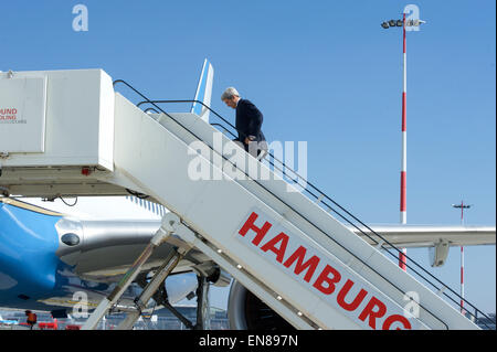 US-Außenminister John Kerry besteigt sein Flugzeug in Hamburg, Deutschland, für den Rückflug nach Washington, D.C., am 14. April 2015, nach der Teilnahme an einem G7-Ministertreffen in Lübeck, Deutschland. Stockfoto