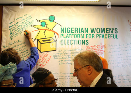 Assistant Secretary Of State für afrikanische Angelegenheiten Linda Thomas-Greenfield unterschreibt einen Banner für die nigerianische Frauen Plattform für friedliche Wahlen während ihres Besuchs in Abuja am 28. März 2015. Stockfoto