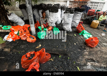 Kambodschaner verkaufen Kohlen auf der Straße in Phnom Pen, Kambodscha, Asien. Stockfoto