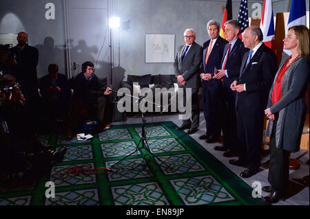 Britische Außenminister Philip Hammond steht mit US-Außenminister John Kerry und von links, der deutsche Außenminister Frank-Walter Steinmeier, der französische Außenminister Laurent Fabius und Hohe Vertreterin der Europäischen Union für auswärtige Angelegenheiten Federica Mogherini wie eine Presseerklärung am Flughafen Heathrow in London, Vereinigtes Königreich, am 21. März 2015, macht er nach einem Treffen zwischen über die laufenden Verhandlungen mit dem Iran über die Zukunft seines Atomprogramms. Stockfoto