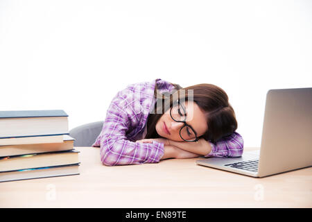 Junge Frau in Gläsern, schlafen auf dem Tisch auf weißem Hintergrund Stockfoto