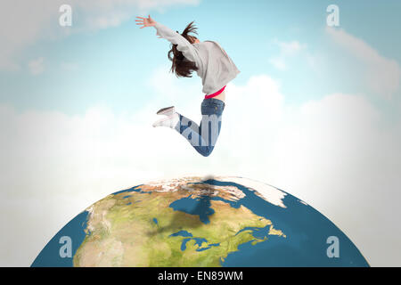 Zusammengesetztes Bild der fröhliche junge Frau springen Stockfoto